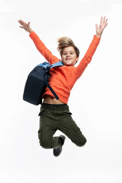 Ein Fröhlicher Junge Mit Rucksack Springt Ein Typ Dunklen Jeans — Stockfoto