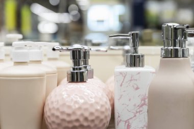 Mağazada çeşitli sıvı sabun dağıtıcıları var. Tarz ve tasarım iç mekanda. Yakın plan..