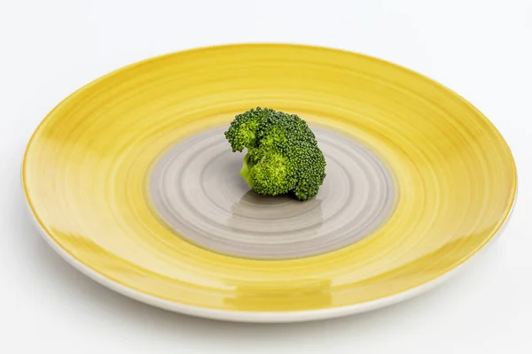 明るい黄色のプレート上のブロッコリーの花序 ジューシーなグリーンキャベツ 食事と健康的な食事 — ストック写真