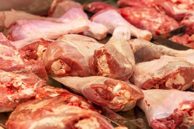 Dükkandaki buzdolabında taze çiğ tavuk budu var. Sağlıklı yemek ve diyet. Yakın plan..