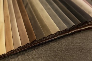 Kuafördeki koltuk döşemeleri için mobilya kumaşı örnekleri. Yakın plan..