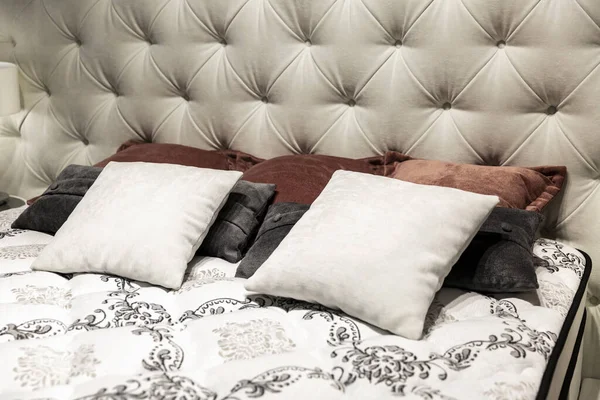 Kissen Auf Einem Gemütlichen Bett Innenarchitektur Dekoration Und Funktionalität Nahaufnahme — Stockfoto