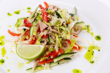 Beyaz tabakta jambonlu taze lahana salatası. Vitamin atıştırmalıkları ve sağlıklı yiyecekler. Yakın plan..