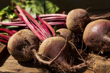 Tahta bir kutunun üstünde taze pancarlar. Yeni mahsul, sağlıklı yiyecek ve vitaminler. Yakın plan..