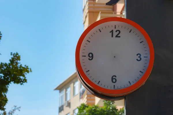 Eine Uhr Ohne Zeiger Auf Der Straße Zeitloses Konzept Öffentliche — Stockfoto