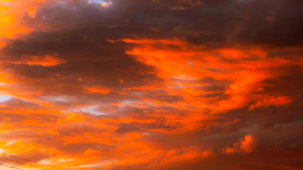 Dramatische Orangefarbene Wolken Bei Sonnenuntergang Cloudscape Abstraktes Hintergrundfoto Ende Des — Stockfoto