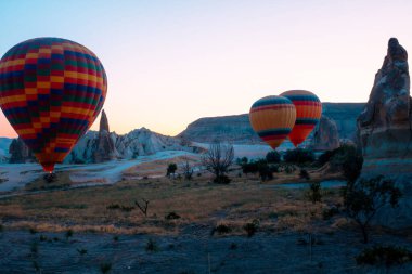 Sıcak Hava Balonları Türkiye Kapadokya 'da uçmaya hazır. Sıcak hava balonu turizmi ve etkinliği. Kapadokya 'da turizm. Türkiye 'nin simgeleri.