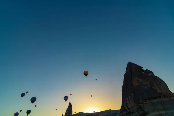 Silhouette Von Feenkaminen Und Heißluftballons Kappadokien Türkei Heißluftballonfahrt Kappadokien Tourismus — Stockfoto