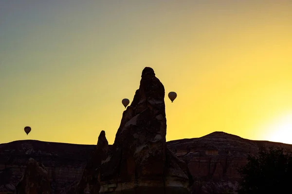 Silhouette Von Feenkaminen Und Heißluftballons Kappadokien Türkei Heißluftballonfahrt Kappadokien Tourismus — Stockfoto
