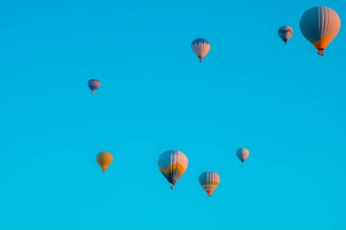 Sabahları gökyüzünde sıcak hava balonları. Sıcak hava balonlarıyla büyüleyici bir manzara. Kapadokya balon turu. Türkiye 'de turizm.