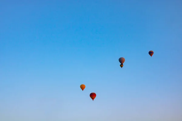 午前中に空に熱気球 熱気球で魔法の景色 カッパドキア気球ツアー トルコ観光 — ストック写真