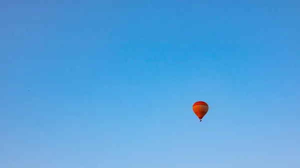 早晨热气球在天空中飘扬 神奇的景象与热气球 Cappadocia气球之旅土耳其的旅游业 — 图库照片