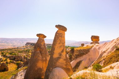 Cappadocia Urgup Türkiye 'de Türkçe' de üç zarafet veya Uc Guzeller. Kapadokya 'daki güzel peri bacaları. Türkiye 'nin simgeleri. Turizm Günü.