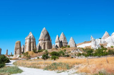 Kapadokya 'daki Peri Bacalari veya Peri Bacalari. Gorkundere Vallay, Goreme 'de. Türkiye 'de turizm. Kapadokya 'da yürüyüş yolları.