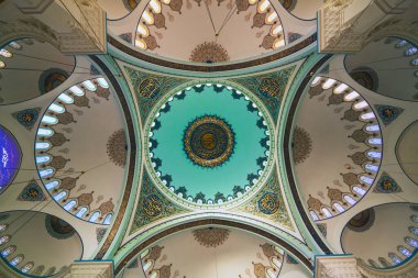 İstanbul Türkiye - 9.27.2021: İstanbul 'daki Camlica Camii Kubbeleri. Türkiye 'nin en büyük camisi. Ramazan, iftar, İslami arkaplan fotoğrafı. İslam mimarisi.