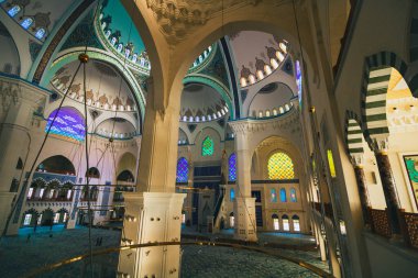 İstanbul Türkiye - 9.27.2021: İstanbul 'daki Camlica Camii. Ramazan, iftar, İslami arkaplan fotoğrafı. Türkiye 'nin en büyük camisi.