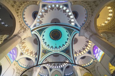 İstanbul Türkiye - 9.27.2021: İstanbul 'daki Camlica Camii Kubbeleri. Türkiye 'nin en büyük camisi. Ramazan, iftar, İslami arkaplan fotoğrafı. İslam mimarisi.