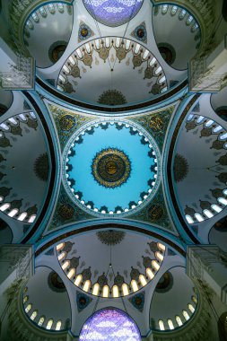 İstanbul Türkiye - 9.27.2021: İstanbul 'daki Camlica Camii Kubbeleri. Türkiye 'nin en büyük camisi. Ramazan, iftar, İslami arkaplan fotoğrafı. İslam mimarisi.