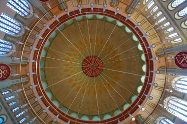 İstanbul Türkiye - 9.6.2021: Beyoğlu İstanbul 'daki Taksim Camii. Ramazan, iftar, İslami arkaplan fotoğrafı. 