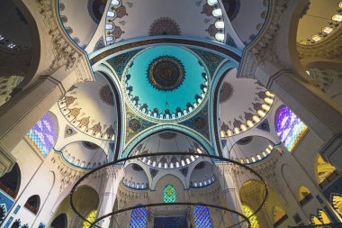 İstanbul Türkiye - 9.27.2021: İstanbul 'daki Camlica Camii Kubbeleri. Türkiye 'nin en büyük camisi. Ramazan, iftar, İslami arkaplan fotoğrafı. İslam mimarisi.