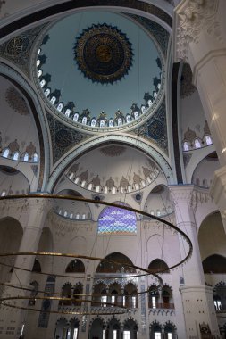 İstanbul Türkiye - 9.27.2021: İstanbul 'daki Camlica Camii. Ramazan, iftar, İslami arkaplan fotoğrafı. Türkiye 'nin en büyük camisi.