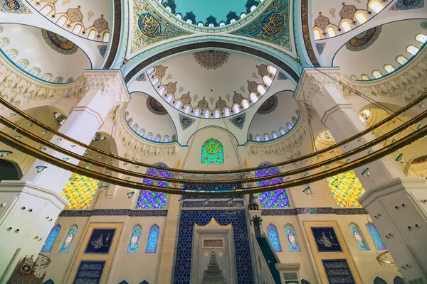 İstanbul Türkiye - 9.27.2021: İstanbul 'daki Camlica Camii. Ramazan, iftar, İslami arkaplan fotoğrafı. Türkiye 'nin en büyük camisi.