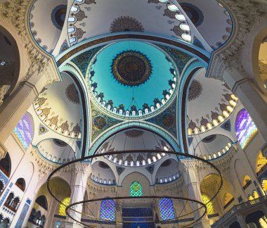 İstanbul Türkiye - 9.27.2021: İstanbul 'daki Camlica Camii Kubbeleri. Türkiye 'nin en büyük camisi. Ramazan, iftar, İslami arkaplan fotoğrafı. İslam mimarisi.