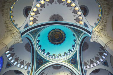 İstanbul Türkiye - 9.27.2021: İstanbul 'daki Camlica Camii Kubbeleri. Türkiye 'nin en büyük camisi. Ramazan, iftar, İslami arkaplan fotoğrafı. İslam mimarisi.