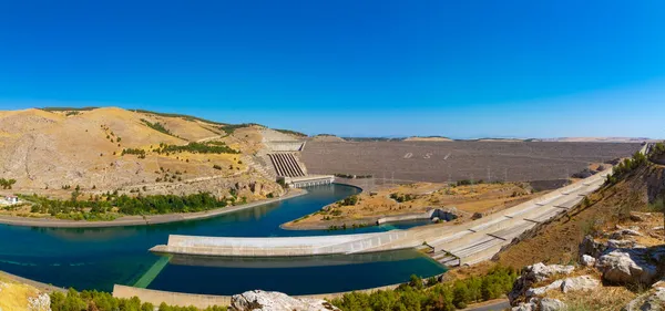 Şanlıurfa Türkiye - 8.16.2021: Türkiye 'de Fırat Nehri üzerindeki Atatürk Barajı ve Hidroelektrik Santrali. 