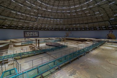 Şanlıurfa Türkiye - 8.16.2021: Şanlıurfa 'daki Haleplibahce Mozaik Müzesi. Türkiye 'nin en büyük mozaik müzesi. Türkiye 'de turizm.