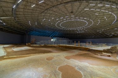 Şanlıurfa Türkiye - 8.16.2021: Şanlıurfa 'daki Haleplibahce Mozaik Müzesi. Türkiye 'nin en büyük mozaik müzesi. Türkiye 'de turizm.