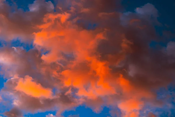 日没時に劇的なオレンジ色の雲 Cloudscapeの抽象的な背景写真 一日の終わり 日没の背景に火の雲 天国や夢の概念 — ストック写真