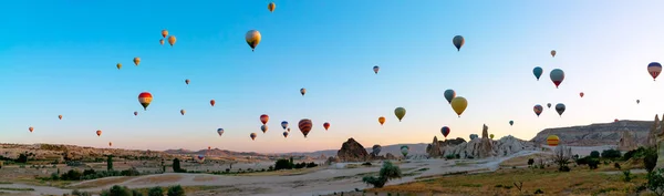 Panoramautsikt Över Kappadokien Med Massor Varmluftsballonger Luften Het Luft Ballong — Stockfoto