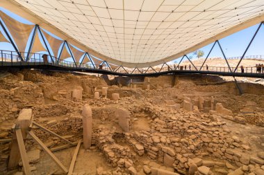 Şanlıurfa Türkiye - 8.16.2021: Göbeklitepe arkeolojik alanı Sanliurfa 'da. Göbeklitepe 'nin kazı alanı. Tarihin başlangıç noktası. Göbeklitepe 'deki tapınak kalıntıları.