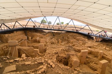 Şanlıurfa Türkiye - 8.16.2021: Göbeklitepe arkeolojik alanı Sanliurfa 'da. Göbeklitepe 'nin kazı alanı. Tarihin başlangıç noktası. Göbeklitepe 'deki tapınak kalıntıları.