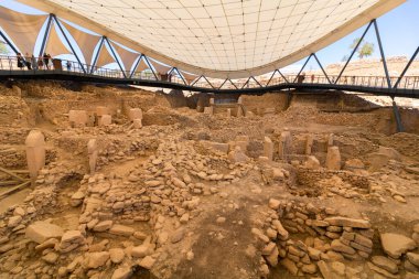 Şanlıurfa Türkiye - 8.16.2021: Göbeklitepe arkeolojik alanı Sanliurfa 'da. Göbeklitepe 'nin kazı alanı. Tarihin başlangıç noktası. Göbeklitepe 'deki tapınak kalıntıları.