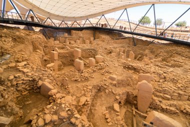 Şanlıurfa Türkiye - 8.16.2021: Göbeklitepe arkeolojik alanı Sanliurfa 'da. Göbeklitepe 'nin kazı alanı. Tarihin başlangıç noktası. Göbeklitepe 'deki tapınak kalıntıları.