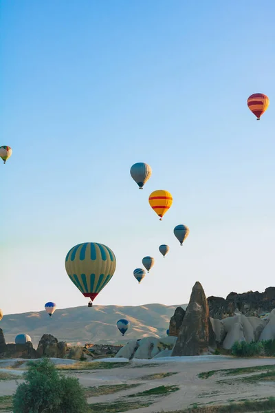 Heißluftballons Und Feenschornsteine Kappadokien Türkei Kappadokien Hintergrundbild Heißluftballon Aktivität Goreme — Stockfoto