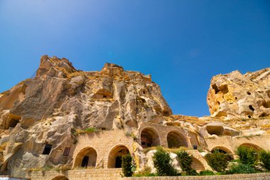 Cappadocia 'dan Kayakapi, Urgup Nevsehir. Urgup 'taki tarihi ve jeolojik oluşum evleri. Peri bacaları. 