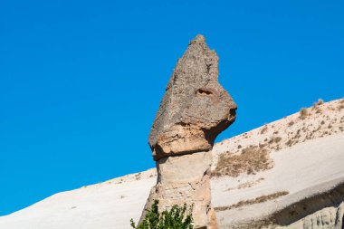 Kapadokya 'da açık gökyüzü arka planında peri bacası. Türkiye 'ye gidiyorum. Türkiye 'nin doğal güzellikleri. Kapadokya arkaplan fotoğrafı.