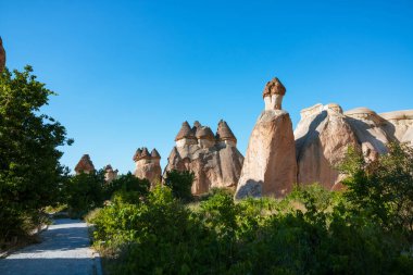 Kapadokya 'daki Pasabagi Açık Hava Müzesi' nde Peri Bacalari veya Peri Bacalari. Türkiye 'de turizm. Türkiye 'nin simgeleri ve doğal güzellikleri. 