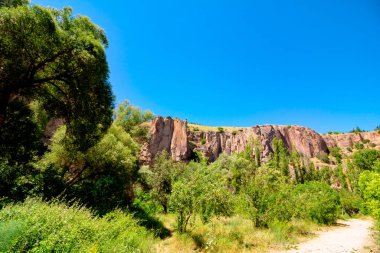 Aksaray 'daki İhlara Vadisi. Türkiye 'nin tarihi ve doğal simgesi. Türkiye 'de Hıristiyanlığın önemli yerleri. Melendiz Akıntısı. Yürüyüş ya da yürüyüş yolları.