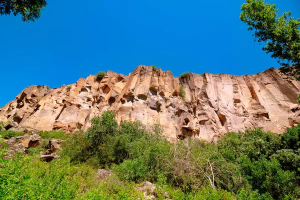 Aksaray 'daki İhlara Vadisi. Türkiye 'nin tarihi ve doğal simgesi. Türkiye 'de Hıristiyanlığın önemli yerleri. Melendiz Akıntısı. Yürüyüş ya da yürüyüş yolları.