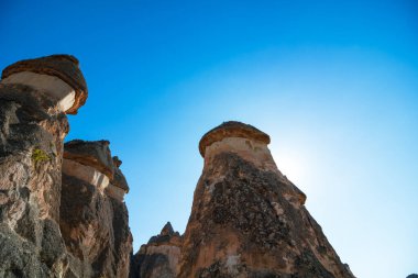 Kapadokya 'daki Pasabagi Açık Hava Müzesi' nde Peri Bacalari veya Peri Bacalari. Türkiye 'de turizm. Türkiye 'nin simgeleri ve doğal güzellikleri. 