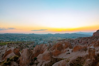 Sunset, Kapadokya 'daki Kizilcukur Vadisi. Kizilcukur 'dan günbatımı manzarası. Türkiye 'ye git. Cappadocia 'daki en ikonik gün batımı görüntüsü. 