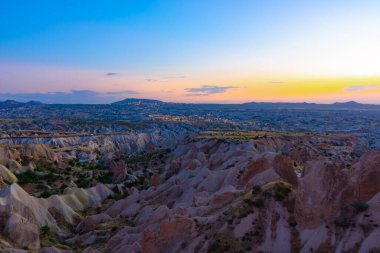Kizilcukur Vadisi ve Goreme, Dusk Kapadokya 'da arka planda. Gün batımında Kapadokya. Ortahisar Nevsehir 'deki Kizilcukur Vadisi' nden güzel bir gün batımı manzarası. Türkiye 'yi ziyaret.