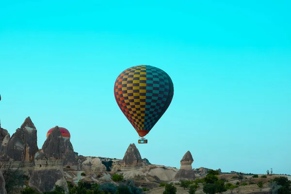 Αερόστατο Απογειώνεται Και Καμινάδες Νεράιδων Στην Καππαδοκία Διάσημη Δραστηριότητα Της — Φωτογραφία Αρχείου