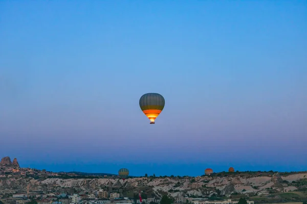 Heißluftballon Hebt Und Feenschornsteine Kappadokien Berühmte Aktivität Kappadokiens Heißluftballonfahrt Göreme — Stockfoto