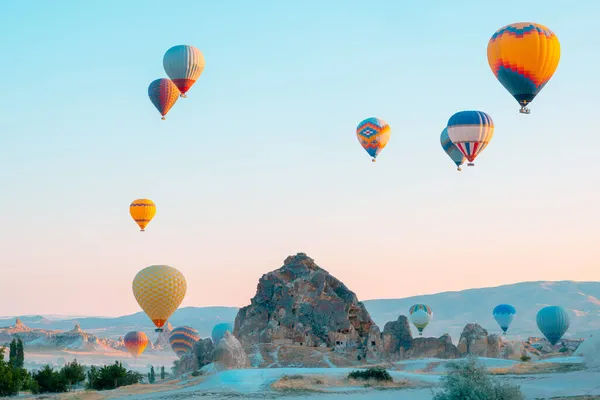 Kapadokya 'da sıcak hava balonları ve peri bacaları. Kapadokya arka plan fotoğrafı. Goreme 'de sıcak hava balonu faaliyeti. 