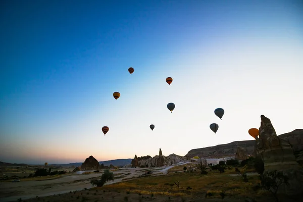 Heißluftballons Himmel Bei Sonnenaufgang Kappadokien Türkei Berühmte Aktivität Kappadokien Heißluftballonfahrten — Stockfoto